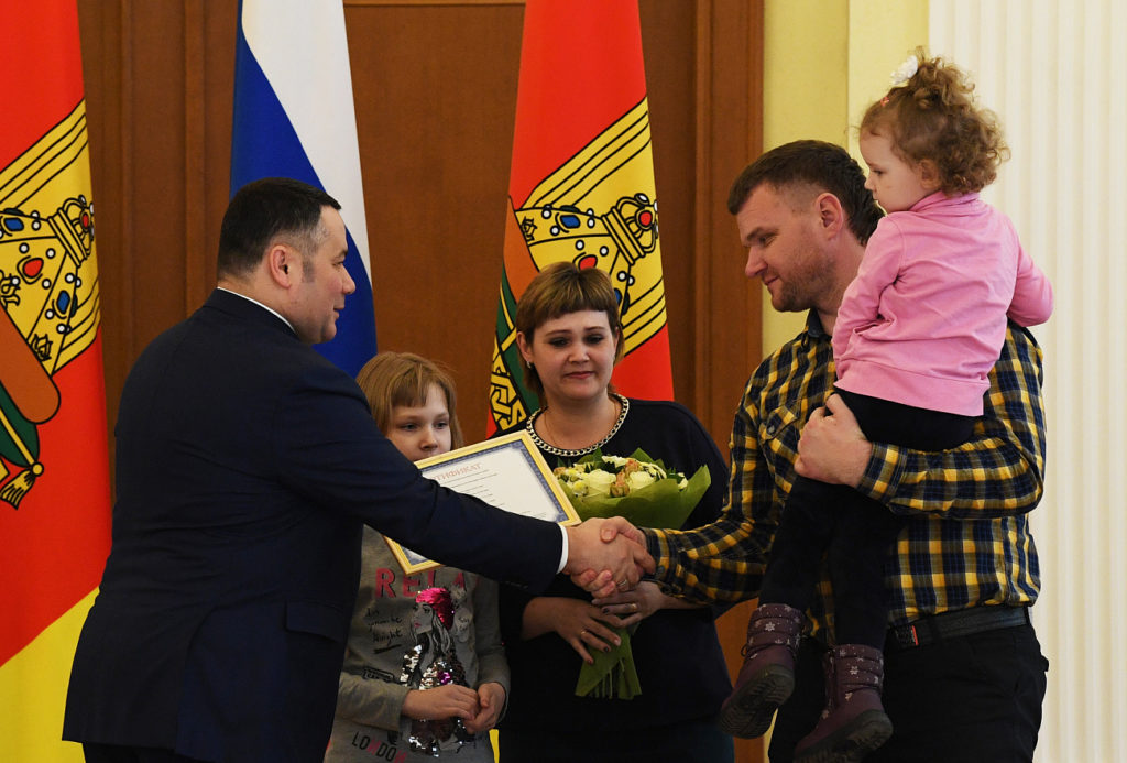 В Тверской области 27 молодых семей получили сертификаты на жилье