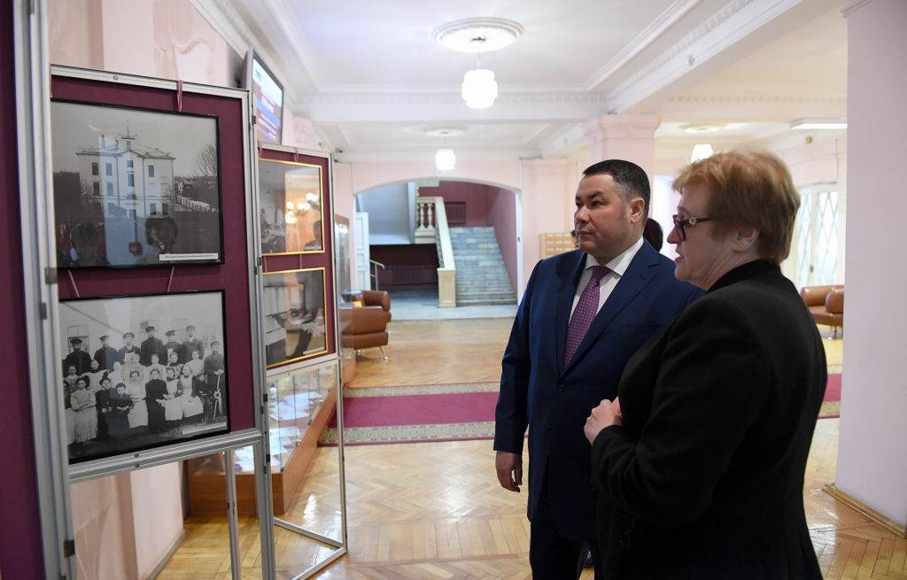 Игорь Руденя поздравил сотрудниц библиотеки с предстоящим Международным женским днём