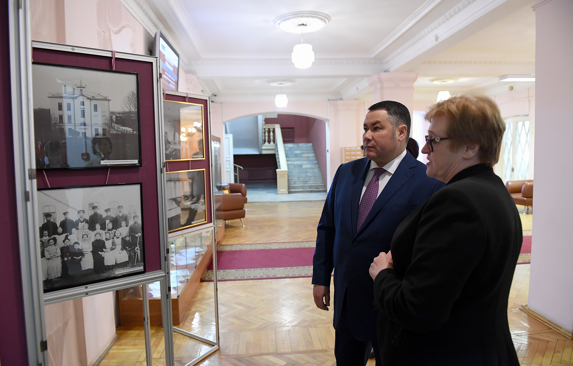 Игорь Руденя поздравил сотрудниц библиотеки с предстоящим Международным женским днём Игорь Руденя поздравил сотрудниц библиотеки с предстоящим Международным женским днём