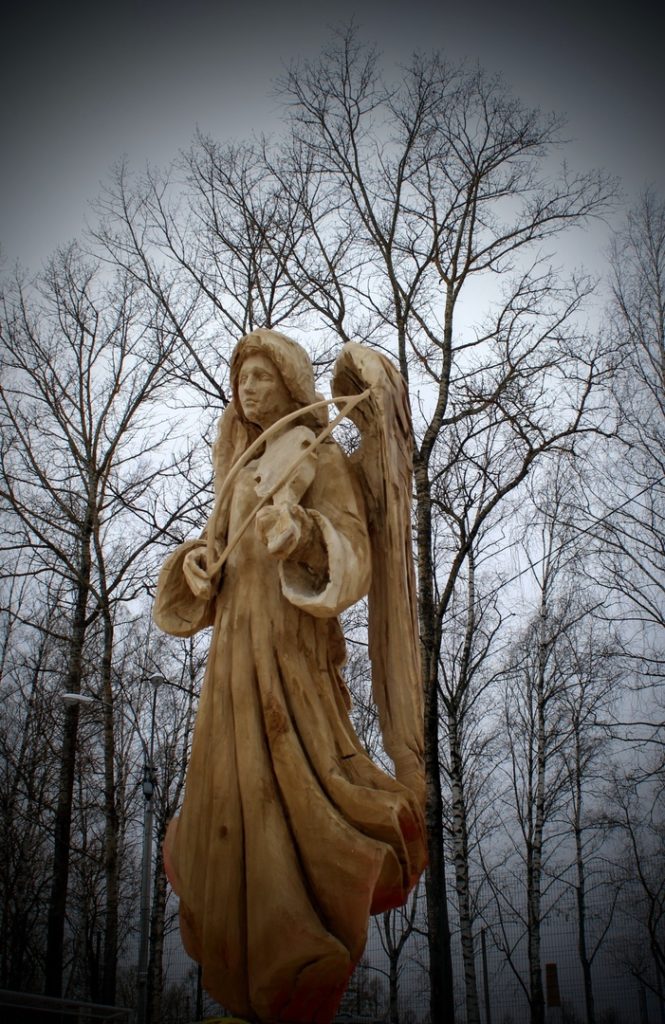 "Ангел со скрипкой" поселился в сквере Тверской области "Ангел со скрипкой" поселился в сквере Тверской области