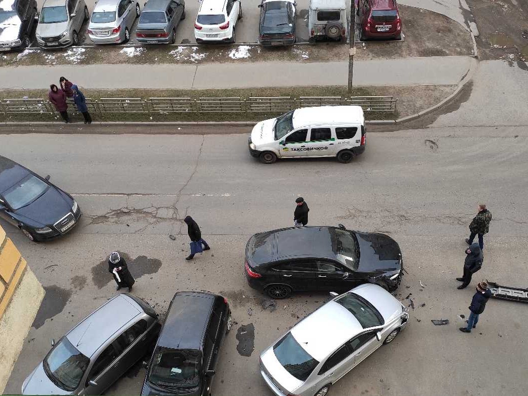 Легковой автомобиль протаранил машины на парковке в Твери Легковой автомобиль протаранил машины на парковке в Твери