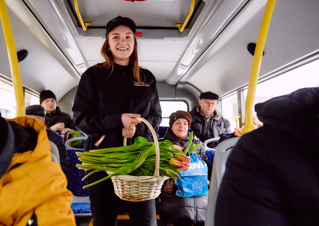 В синих тверских автобусах бесплатно раздавали цветы