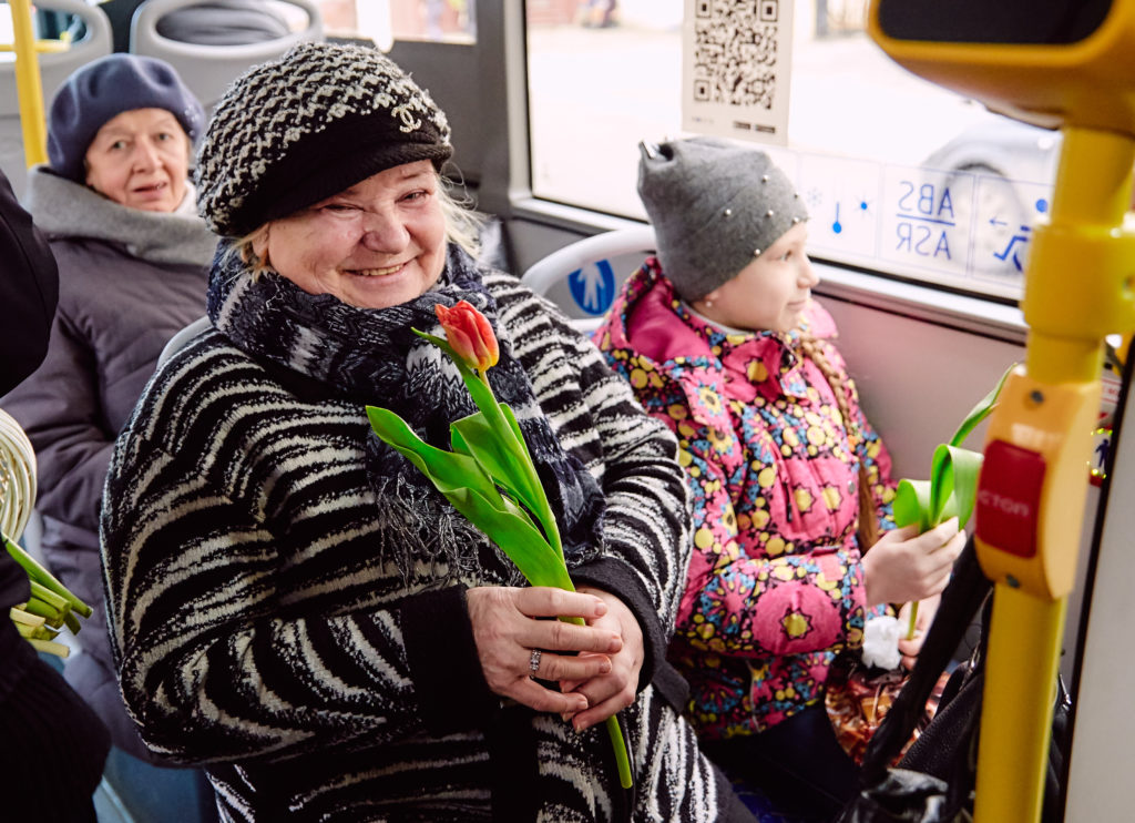 Фотовыставка «Дарите женщинам цветы!» открылась в тверской библиотеке