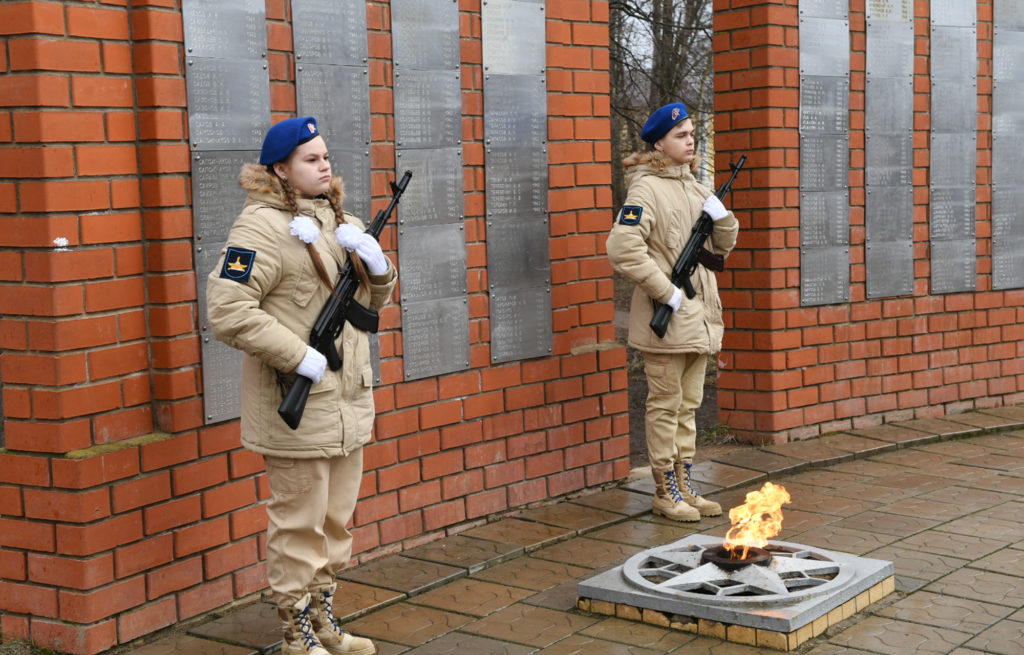 Игорь Руденя возложил цветы к мемориалу на Аллее Памяти в Торжке