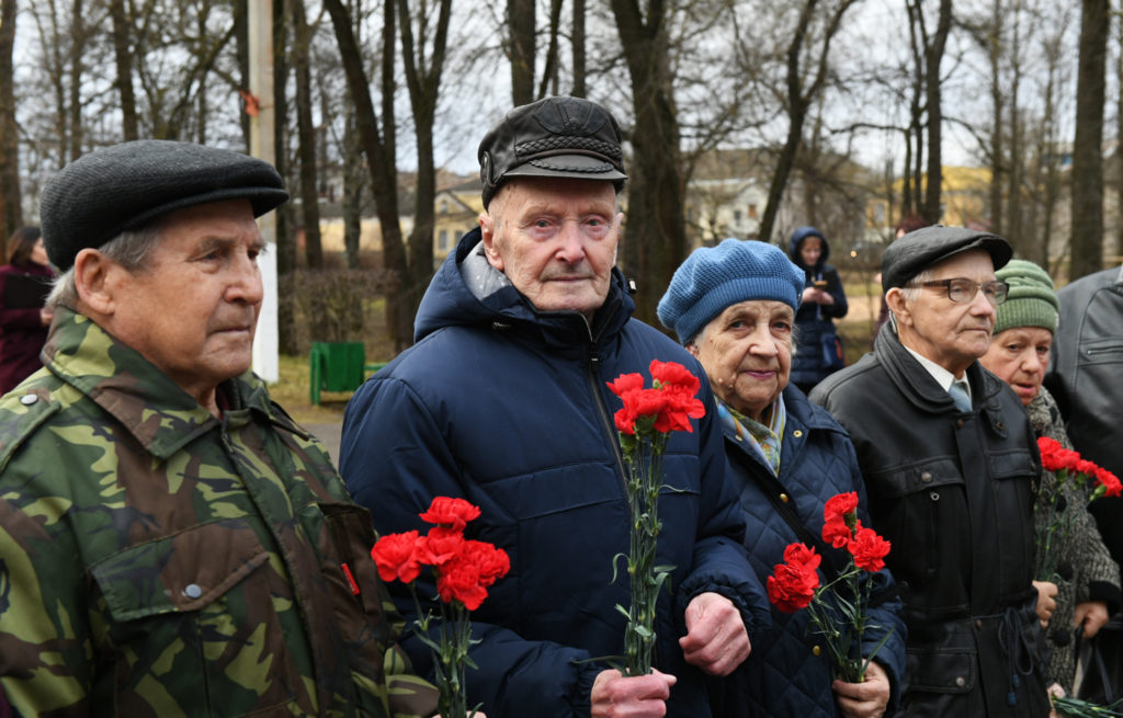Игорь Руденя возложил цветы к мемориалу на Аллее Памяти в Торжке