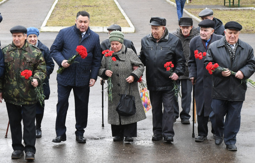 Игорь Руденя возложил цветы к мемориалу на Аллее Памяти в Торжке