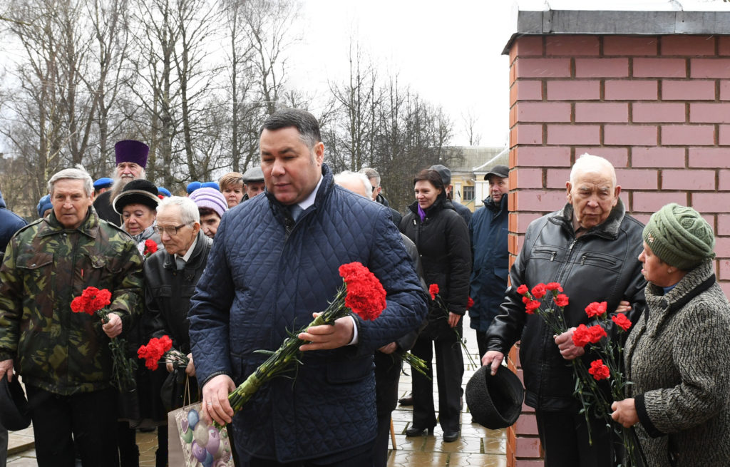 Игорь Руденя возложил цветы к мемориалу на Аллее Памяти в Торжке