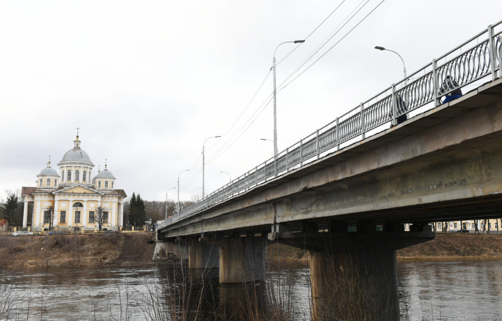 В Торжке отремонтируют набережную рядом с мостом через Тверцу