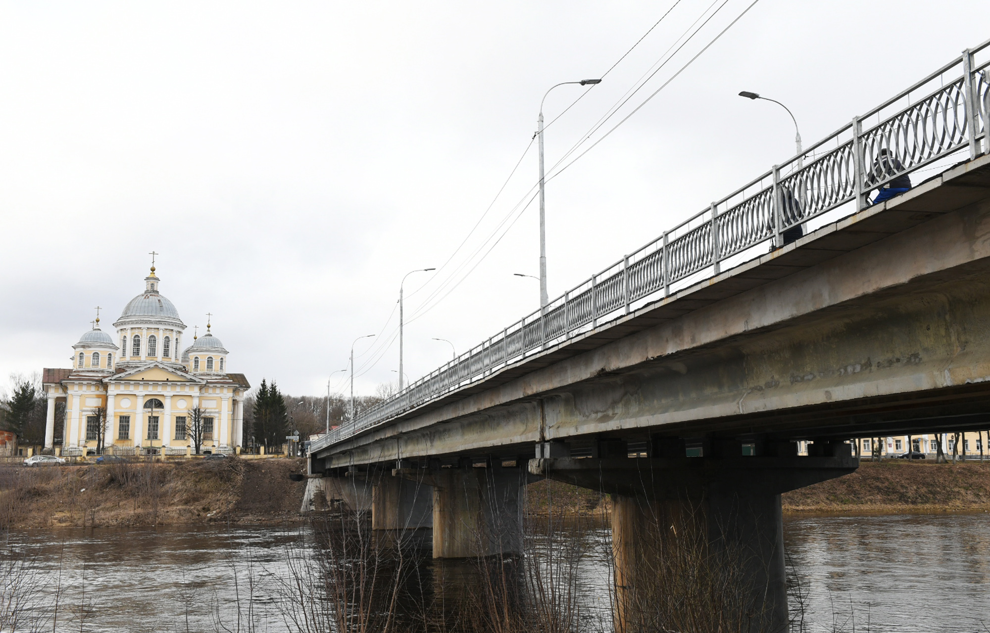 В Торжке отремонтируют набережную рядом с мостом через Тверцу В Торжке отремонтируют набережную рядом с мостом через Тверцу