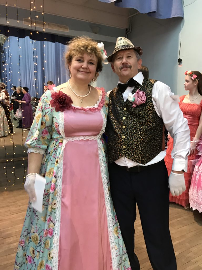 Семейная пара стали королем и королевой на балу в Твери