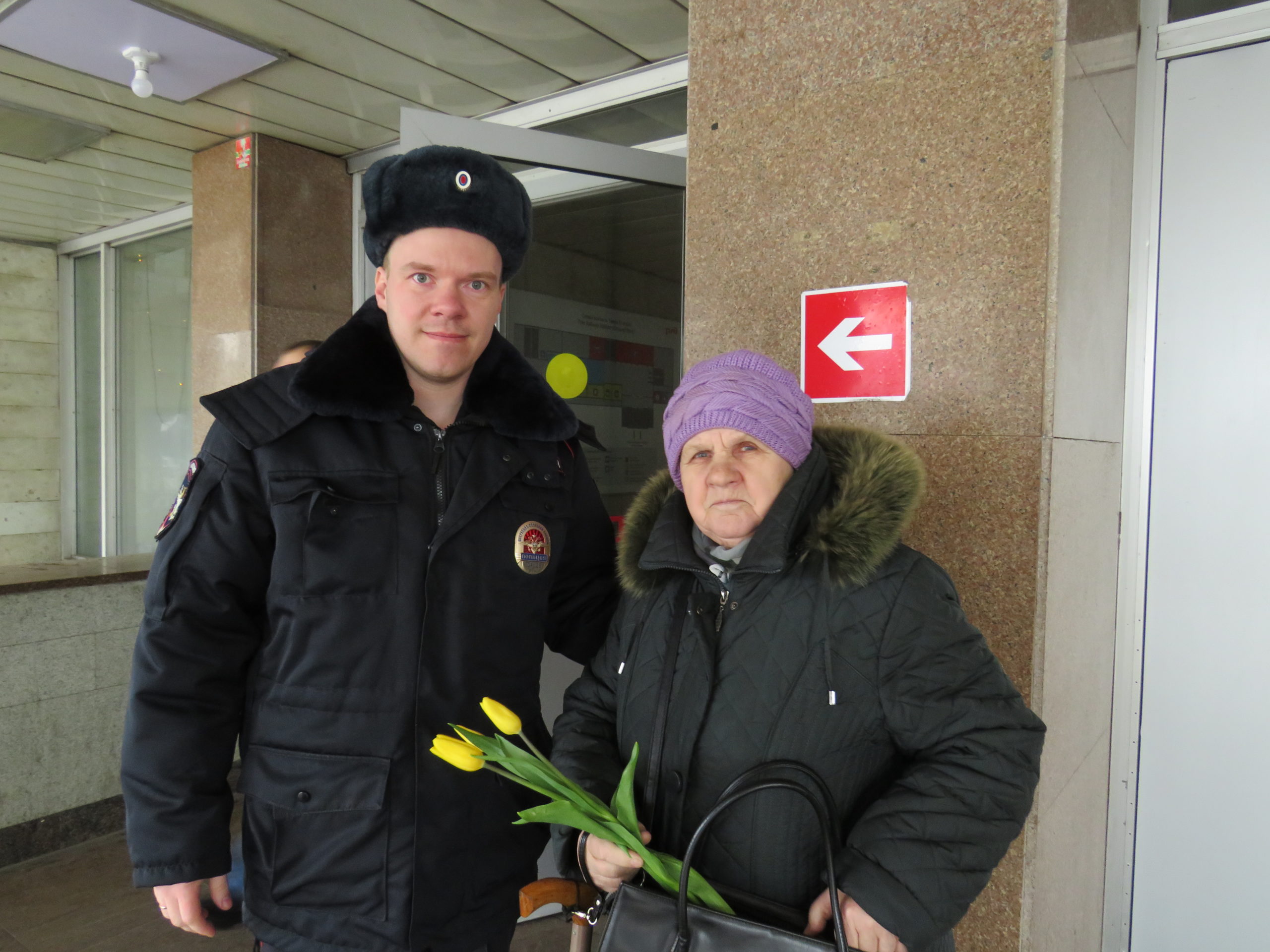 Тверские полицейские раздавали букеты цветов и поздравляли с праздником