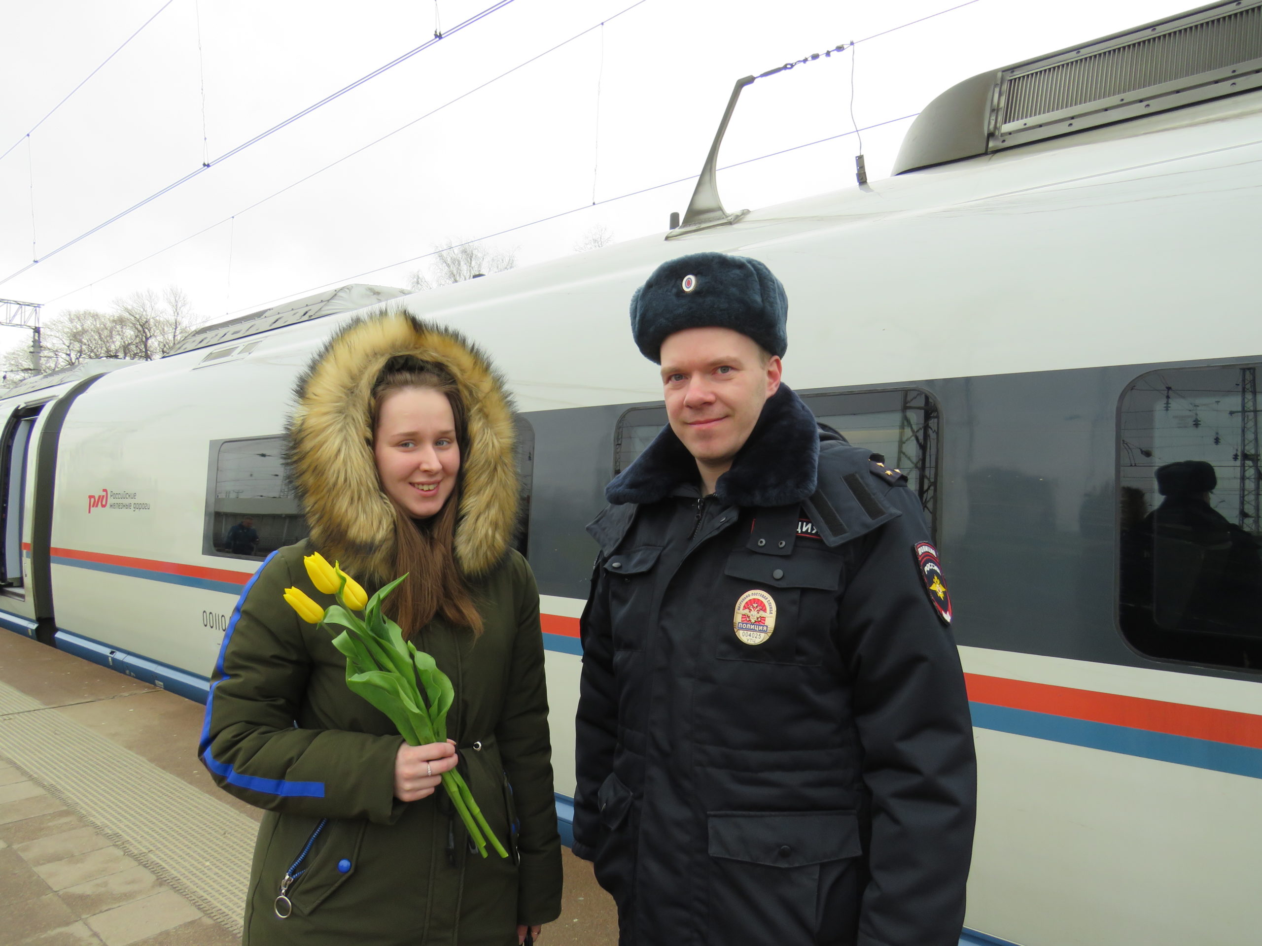 Тверские полицейские раздавали букеты цветов и поздравляли с праздником