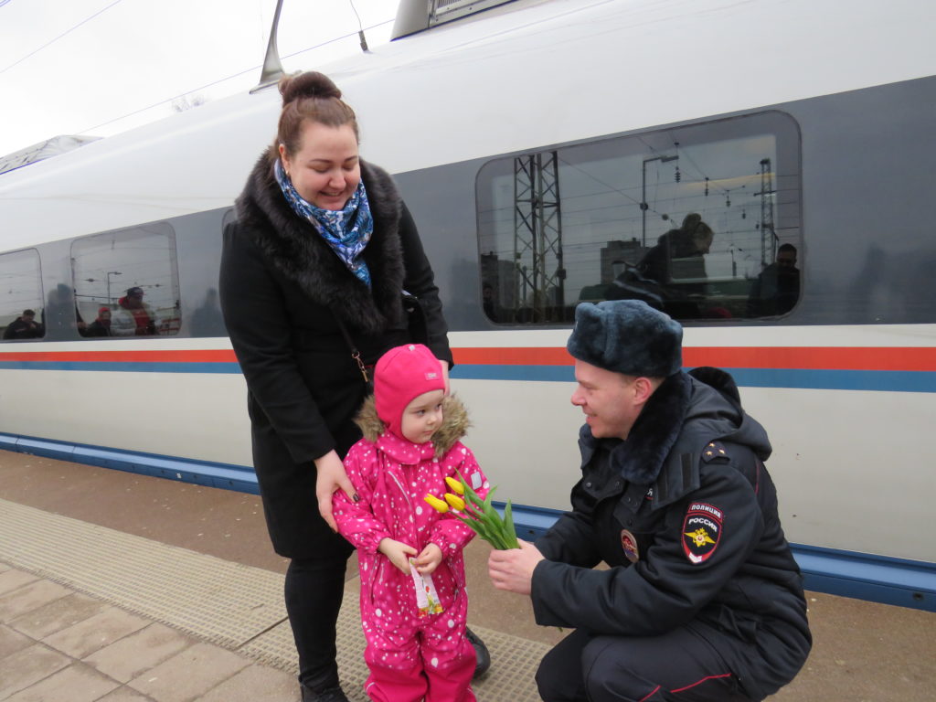 Тверские полицейские раздавали букеты цветов и поздравляли с праздником Тверские полицейские раздавали букеты цветов и поздравляли с праздником