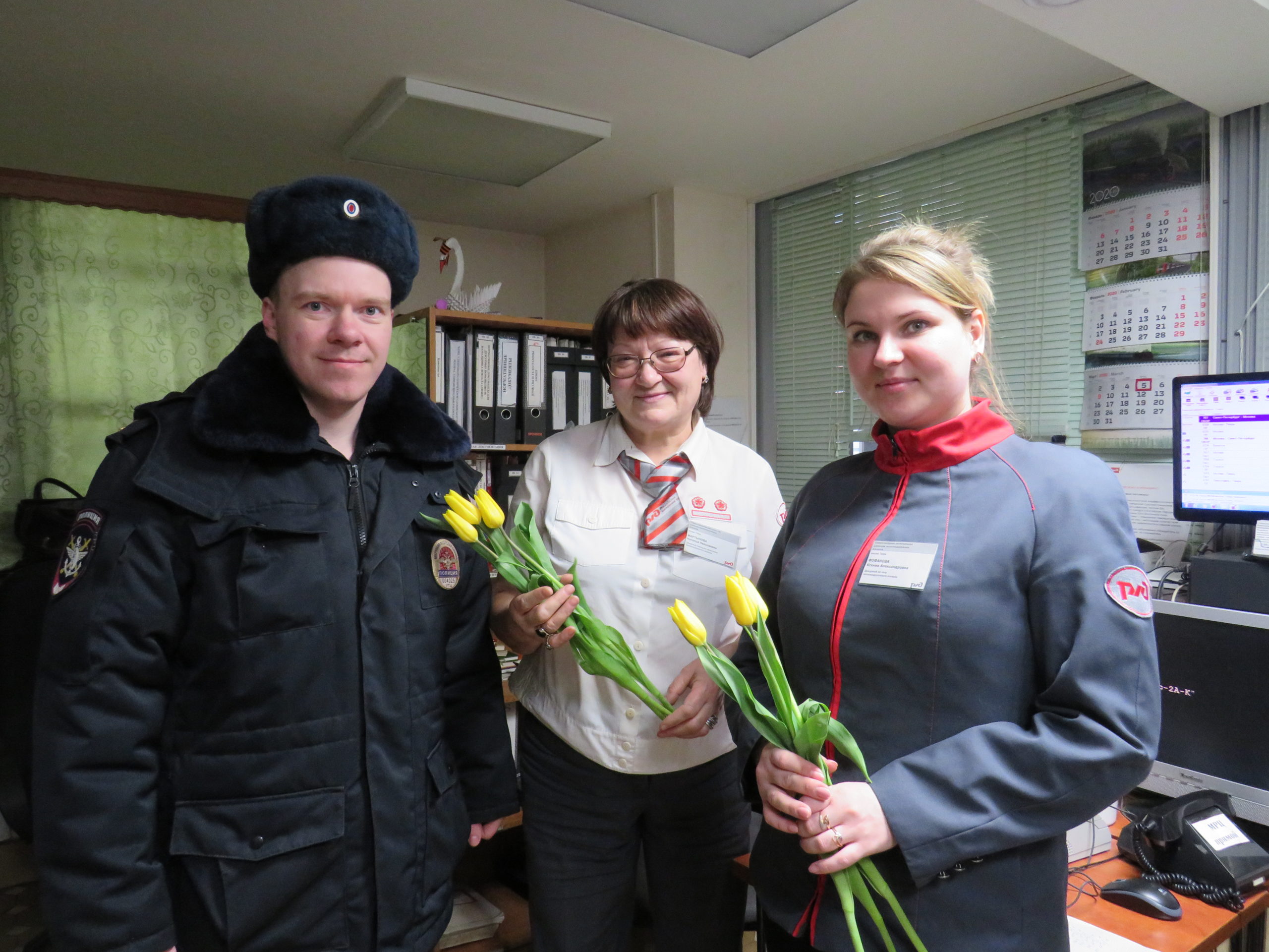Тверские полицейские раздавали букеты цветов и поздравляли с праздником