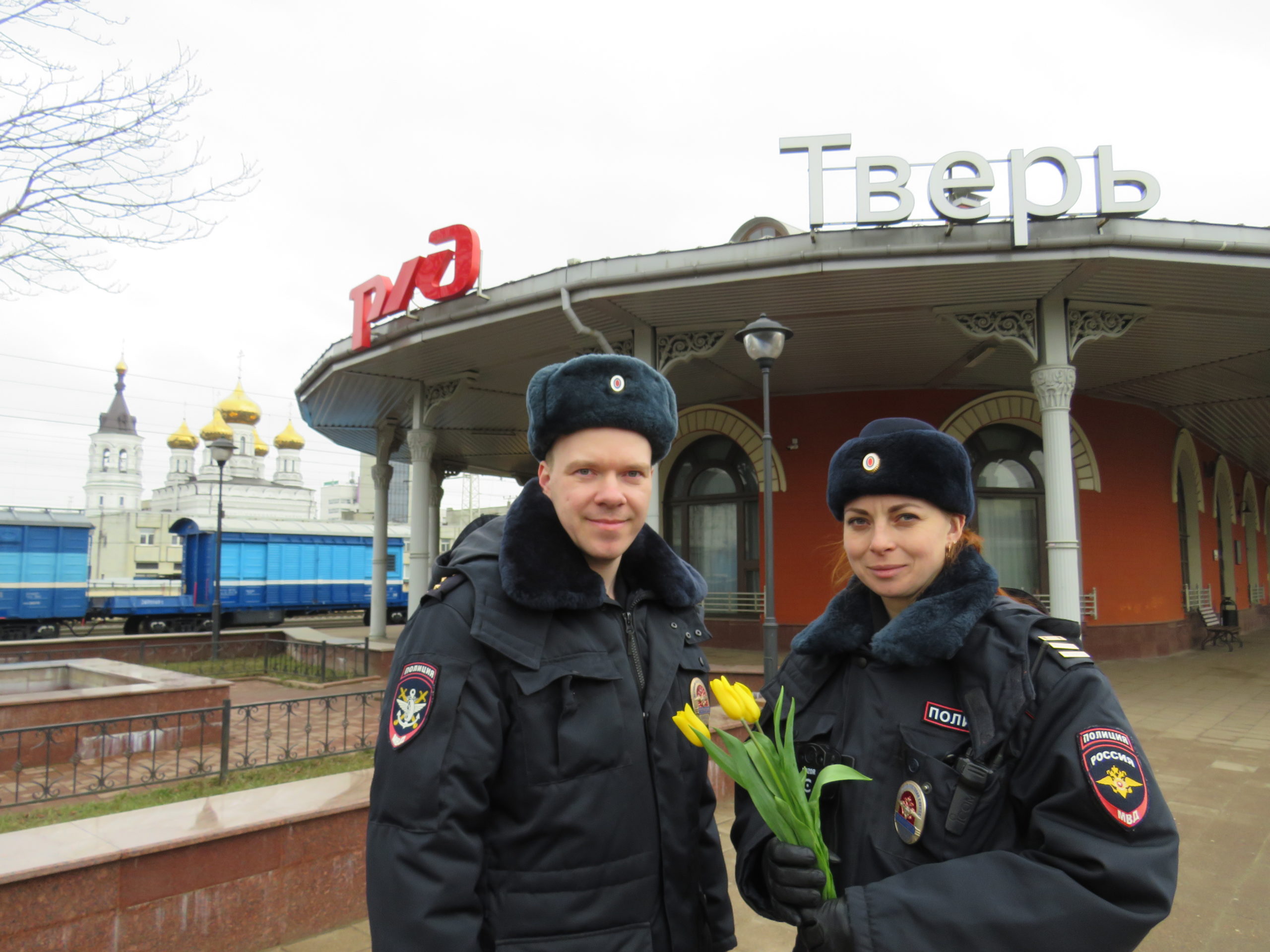 Тверские полицейские раздавали букеты цветов и поздравляли с праздником