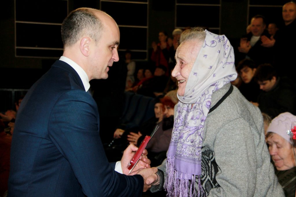 В Нелидово ветеранов наградили юбилейными медалями