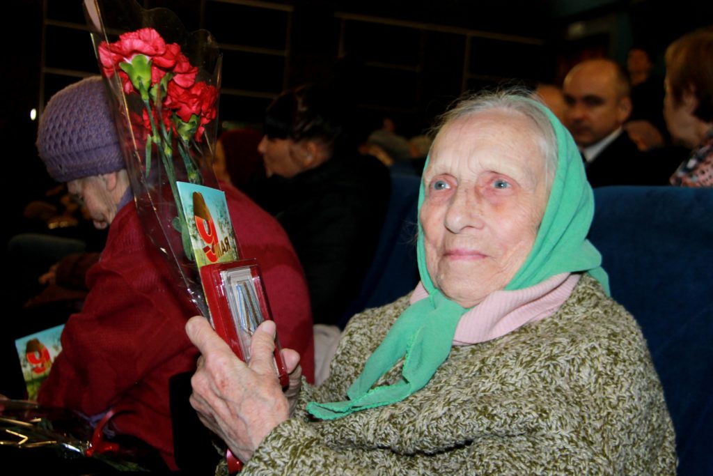 В Нелидово ветеранов наградили юбилейными медалями