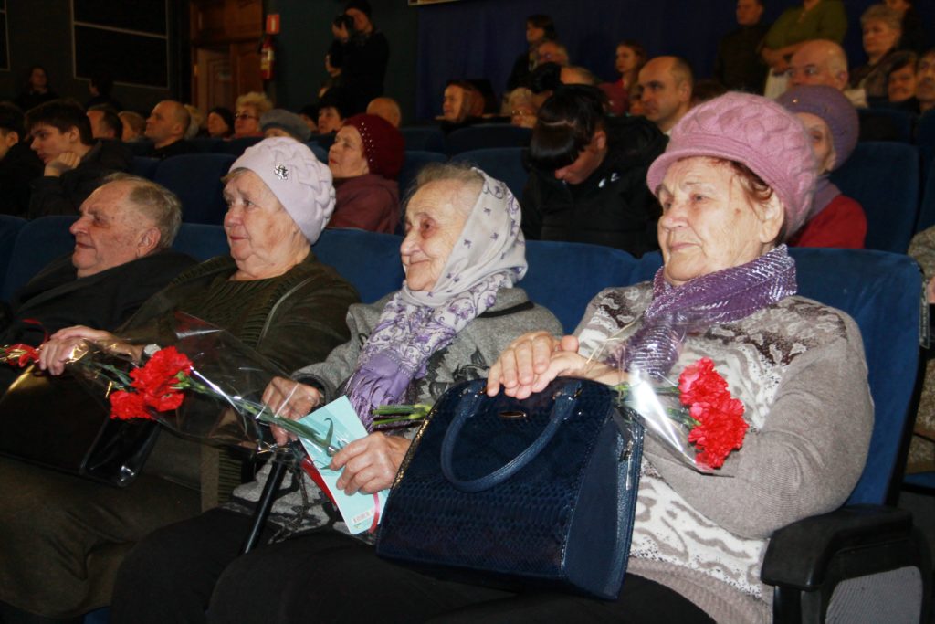 В Нелидово ветеранов наградили юбилейными медалями