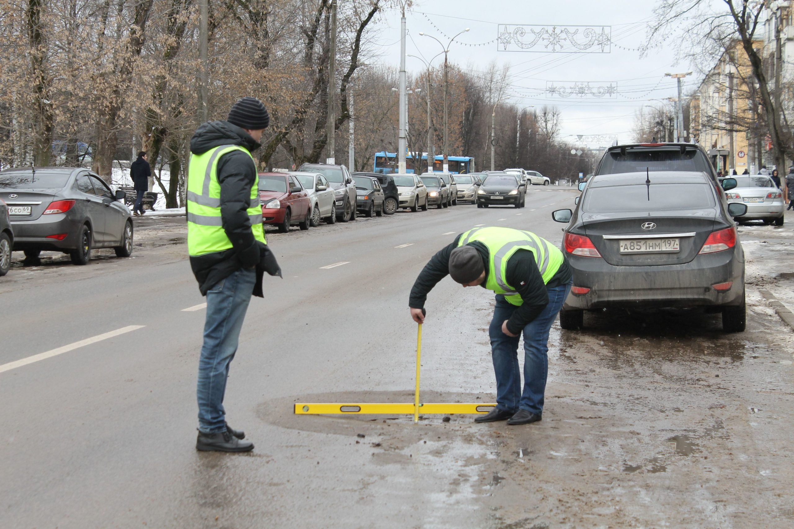 В Твери проверяют дороги, находящиеся на гарантии В Твери проверяют дороги, находящиеся на гарантии