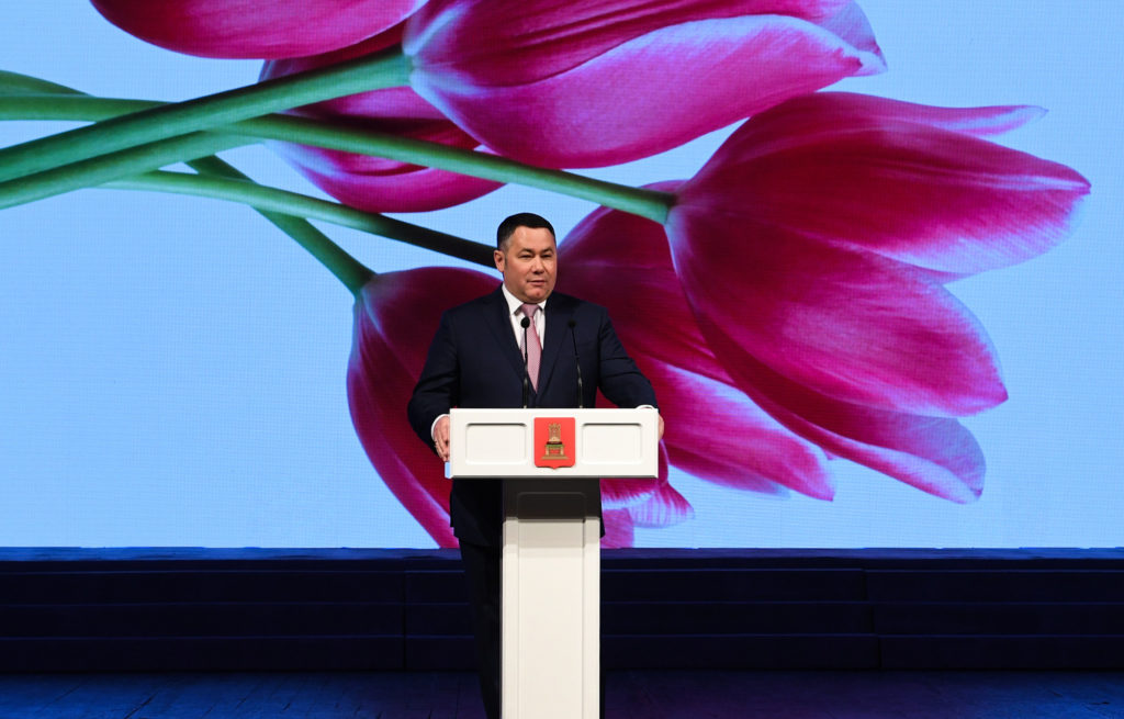 Губернатор Игорь Руденя поздравил женщин с 8 марта