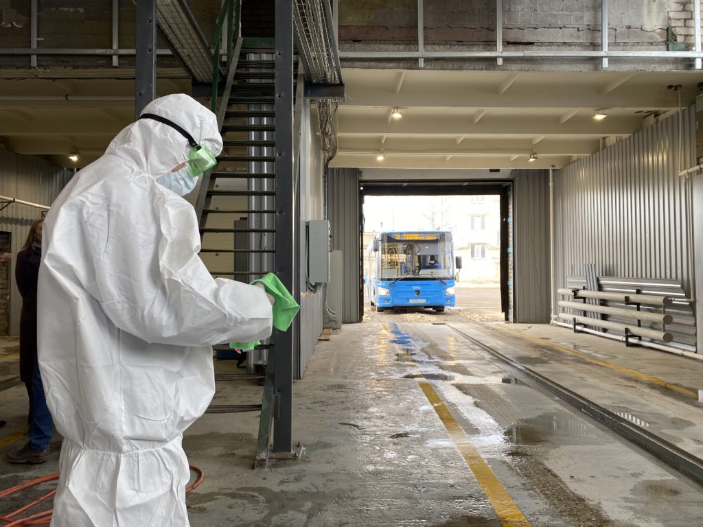 Синие автобусы начали тщательно дезинфицировать в Твери