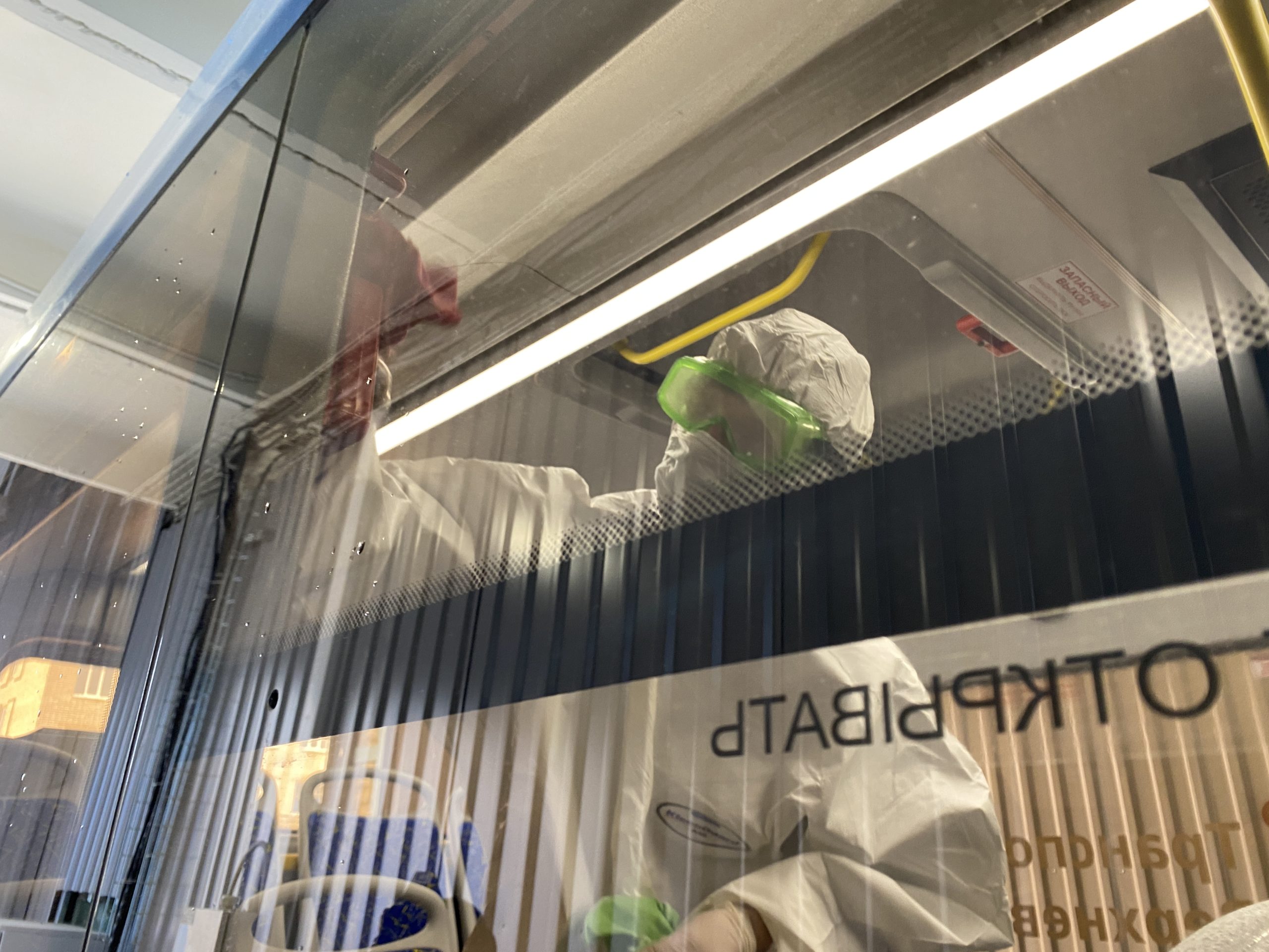 Синие автобусы начали тщательно дезинфицировать в Твери