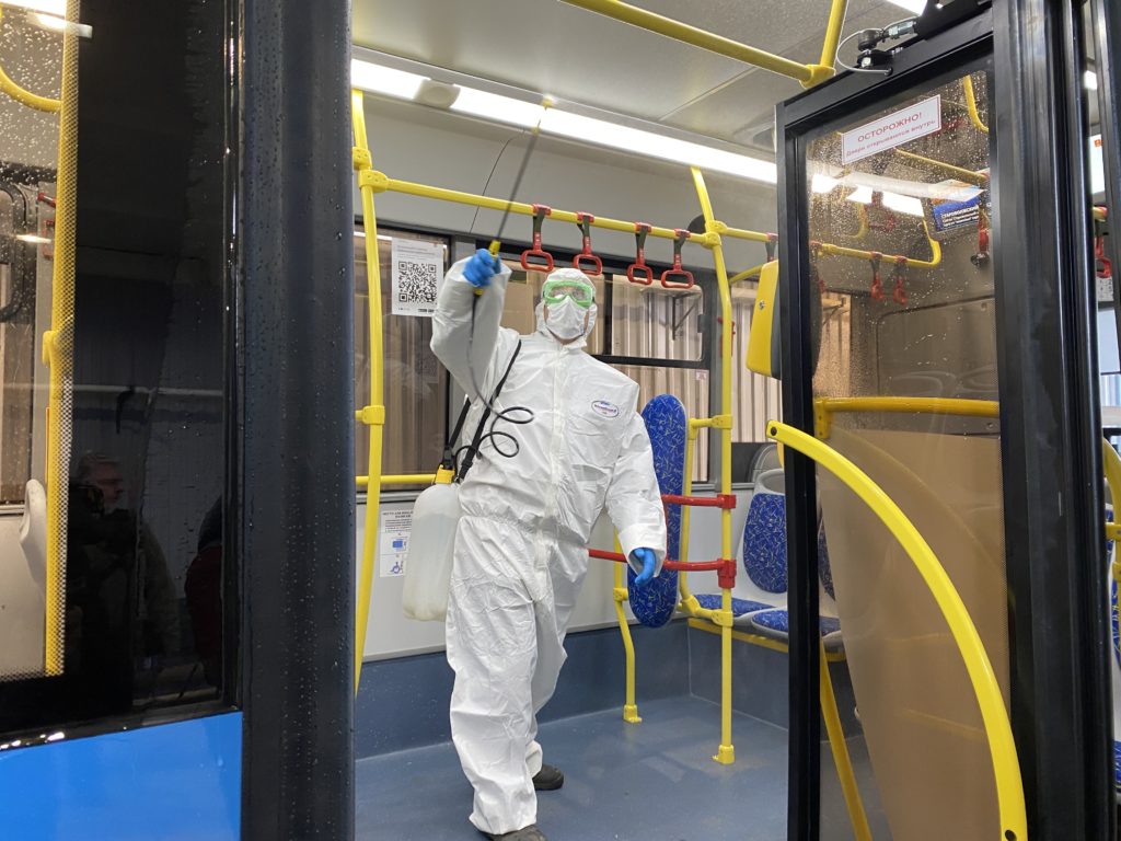 Синие автобусы начали тщательно дезинфицировать в Твери Синие автобусы начали тщательно дезинфицировать в Твери