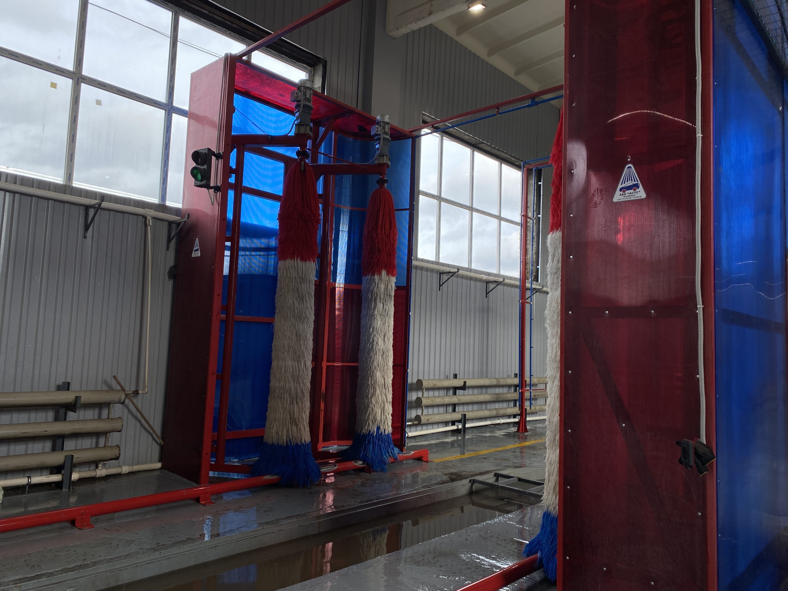 Синие автобусы начали тщательно дезинфицировать в Твери