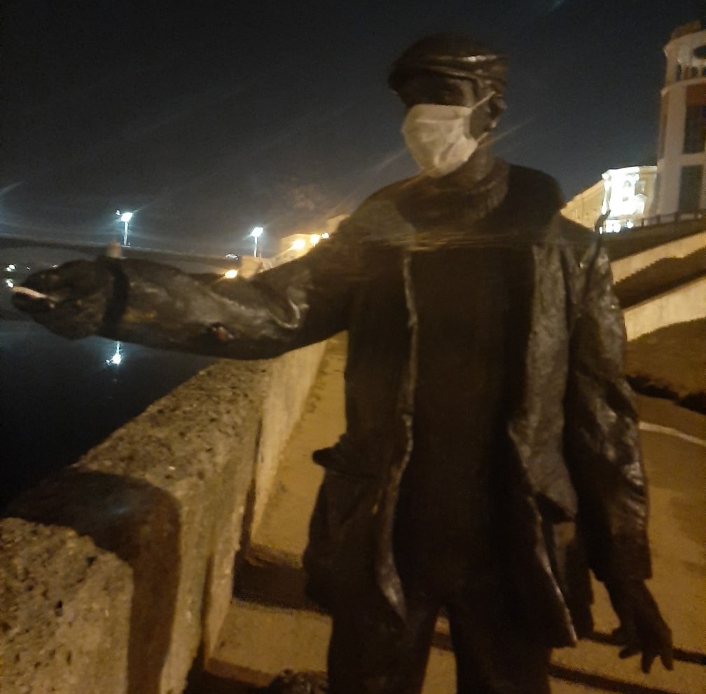 В Твери памятник носит защитную маску В Твери памятник носит защитную маску