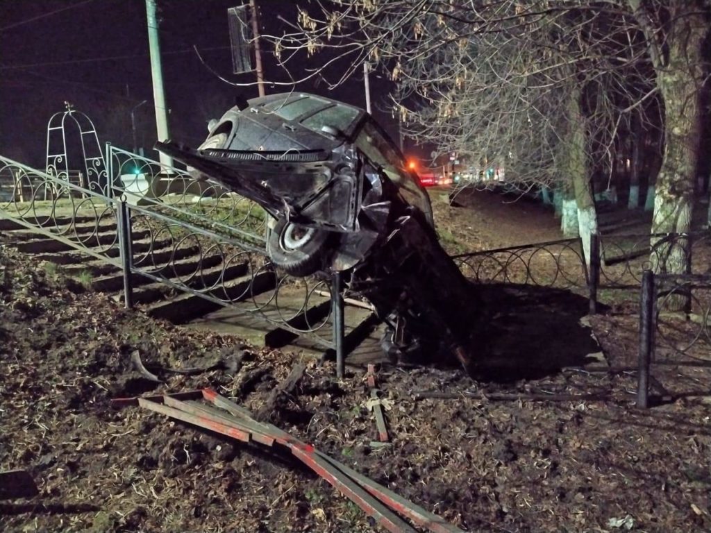 Водитель без прав припарковал автомобиль на перилах в Твери Водитель без прав припарковал автомобиль на перилах в Твери