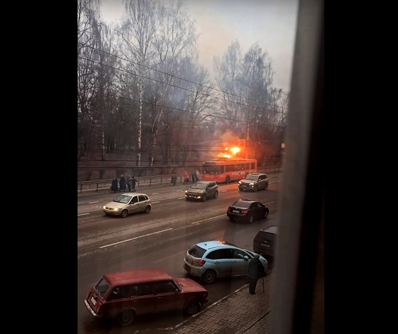В Твери троллейбус заискрился, задымился и попал на видео В Твери троллейбус заискрился, задымился и попал на видео