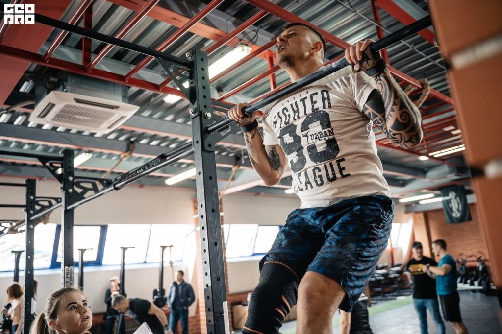 Тренер из Твери пробежал в квартире полумарафон и запустил новый челлендж