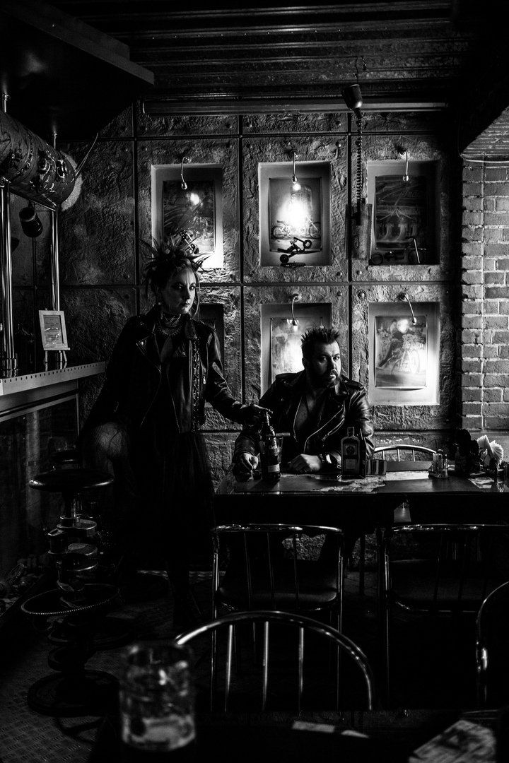 Смелая амазонка посетила  атмосферный тверской бар