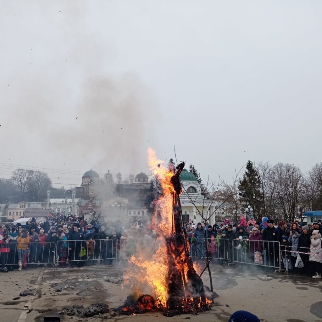 В Тверской области начали сжигать чучела Масленицы