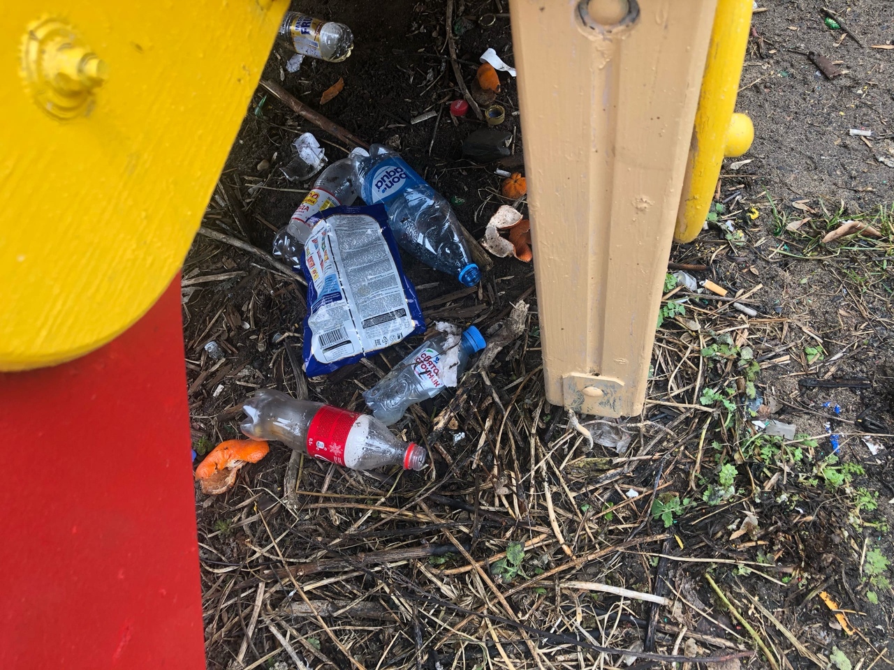 Мусор и алкогольные бутылки заполонили детскую площадку в Твери