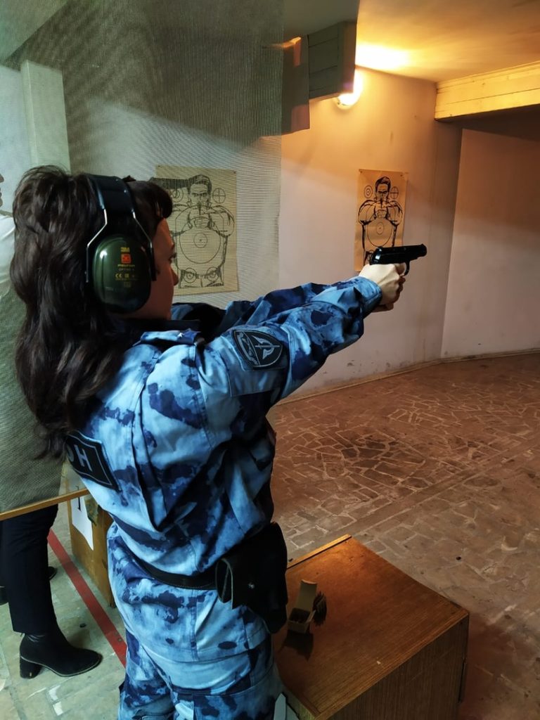 Тверские женщины в погонах накануне 8 марта сразились в меткости Тверские женщины в погонах накануне 8 марта сразились в меткости