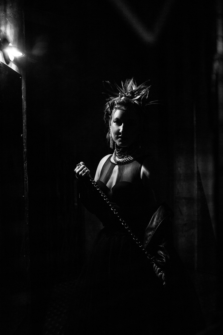 Смелая амазонка посетила  атмосферный тверской бар