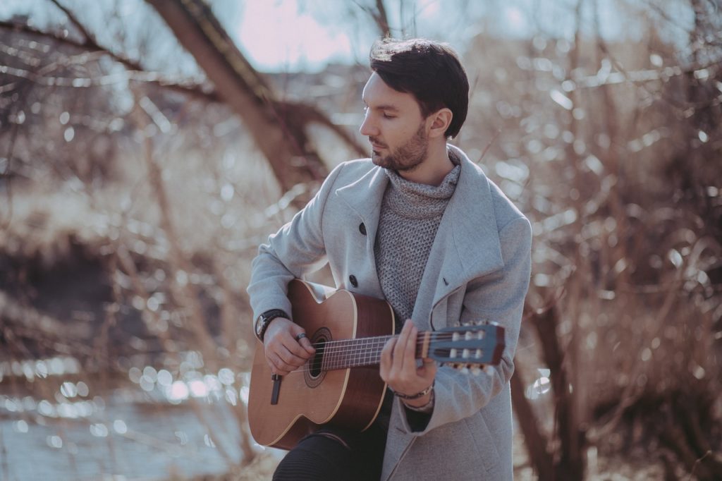 Известный певец Евгений Окунев приглашает жительниц Твери на романтическое свидание Известный певец Евгений Окунев приглашает жительниц Твери на романтическое свидание