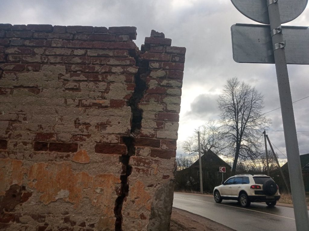 Под Тверью у объекта культурного наследия вот-вот обрушится стена Под Тверью у объекта культурного наследия вот-вот обрушится стена