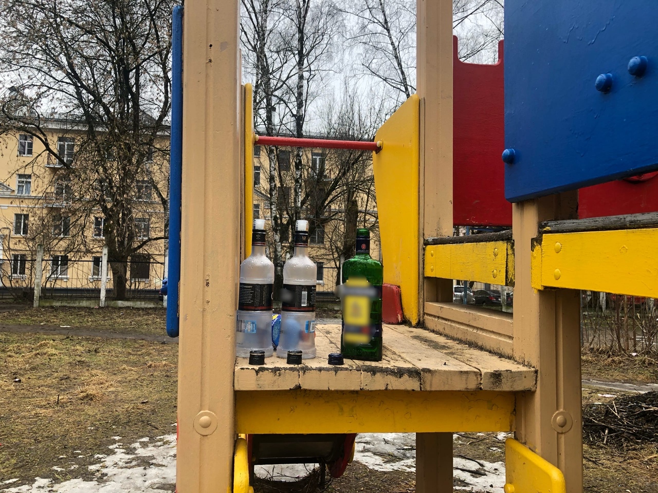 Мусор и алкогольные бутылки заполонили детскую площадку в Твери Мусор и алкогольные бутылки заполонили детскую площадку в Твери