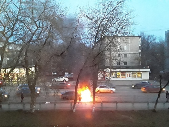 Горящий на дороге автомобиль напугал жителей Твери Горящий на дороге автомобиль напугал жителей Твери