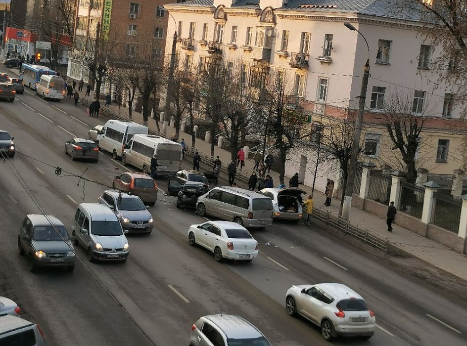 На оживленной улице Твери произошло массовое ДТП