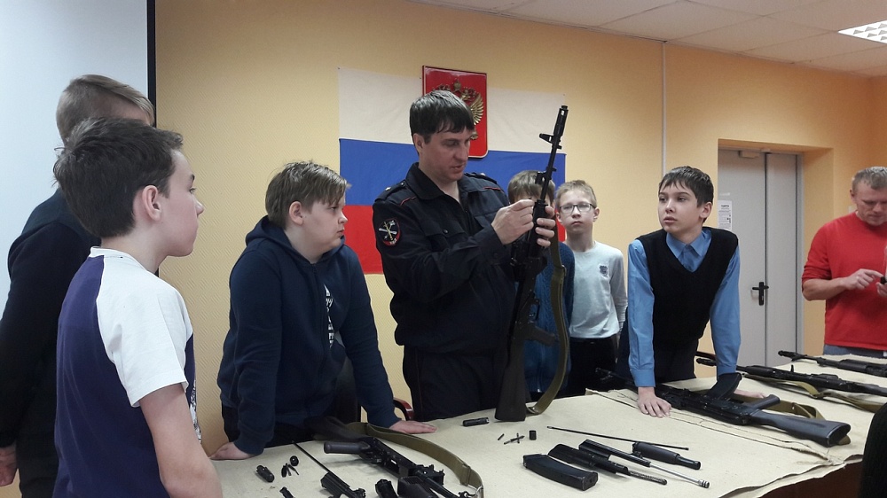 В Тверской области юнармейцы узнали всё об автоматах В Тверской области юнармейцы узнали всё об автоматах