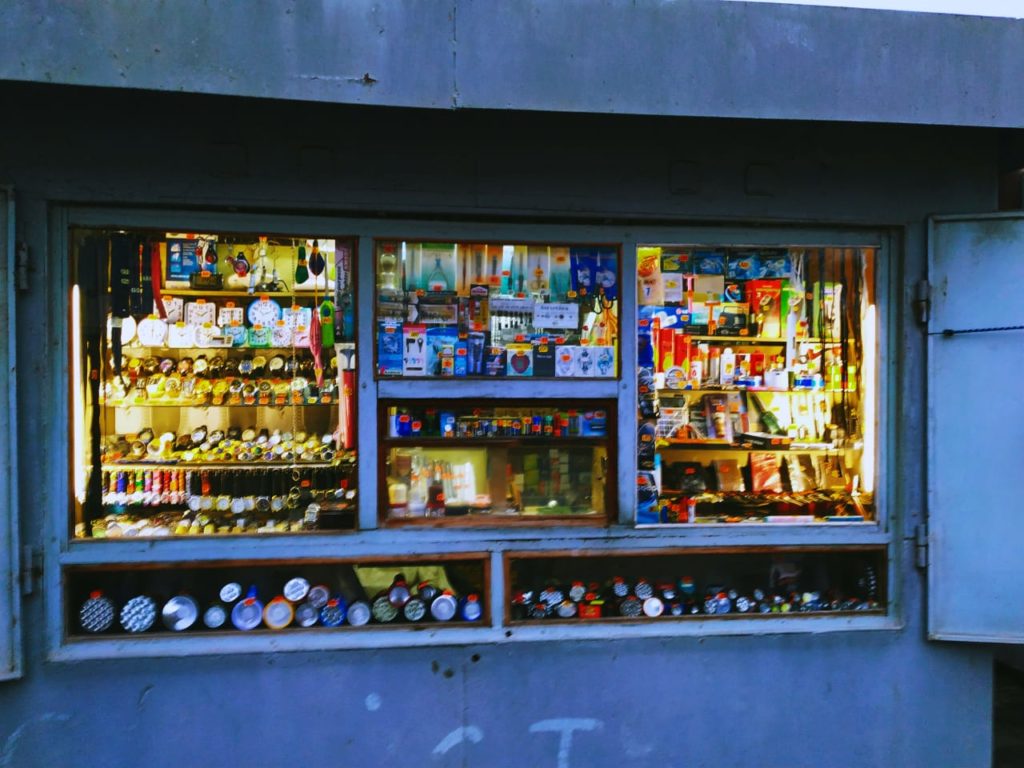 В Твери сносят нестандартные ларьки В Твери сносят нестандартные ларьки