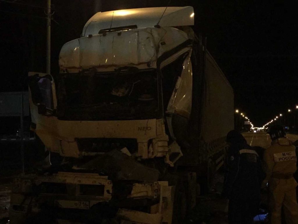 На трассе М10 в Тверской области погиб дальнобойщик