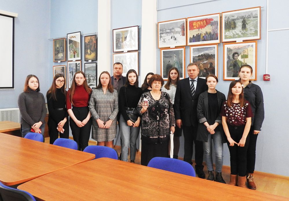 В Калязине открылась выставка, посвященная 75-летию Великой Победы В Калязине открылась выставка, посвященная 75-летию Великой Победы
