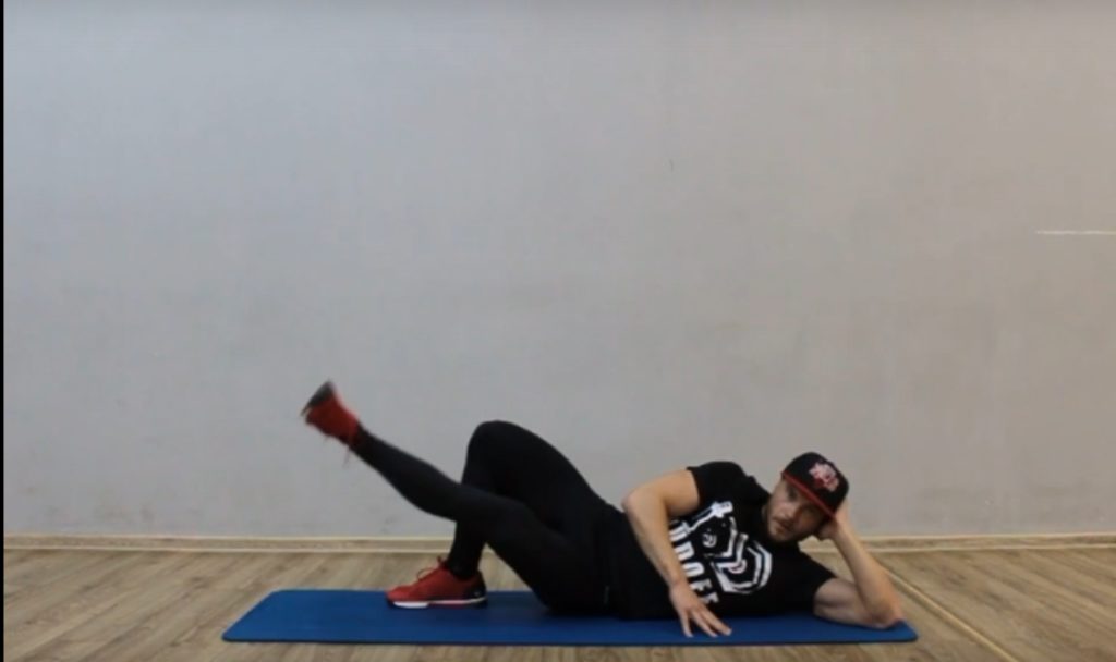 Тверской фитнес-тренер показал эффективные упражнения на дому Тверской фитнес-тренер показал эффективные упражнения на дому