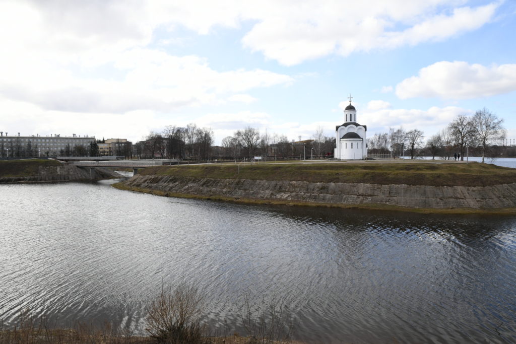 Игорь Руденя посетил площадку строительство пешеходного моста через Тьмаку в Твери