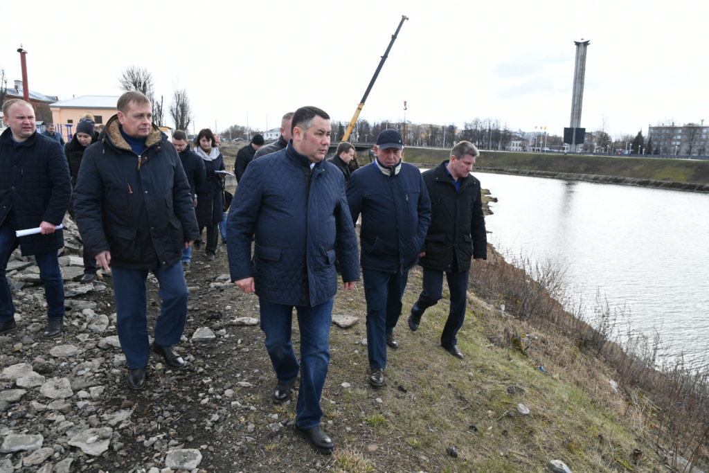 Игорь Руденя посетил площадку строительство пешеходного моста через Тьмаку в Твери
