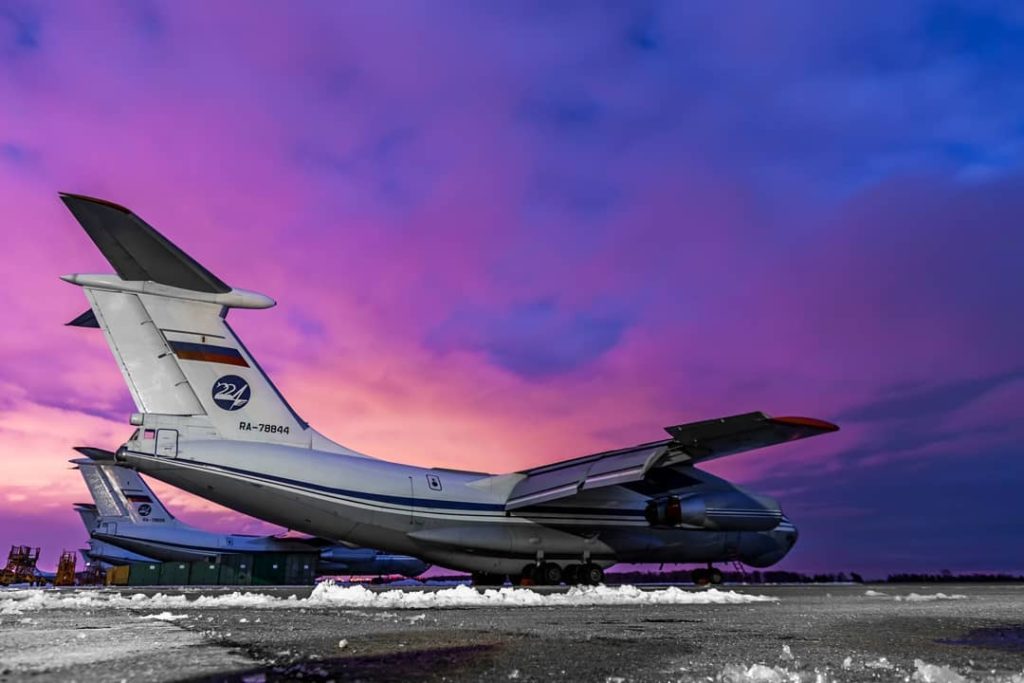 Ночные полеты самолетов над аэродромом в Твери попали на фото Ночные полеты самолетов над аэродромом в Твери попали на фото